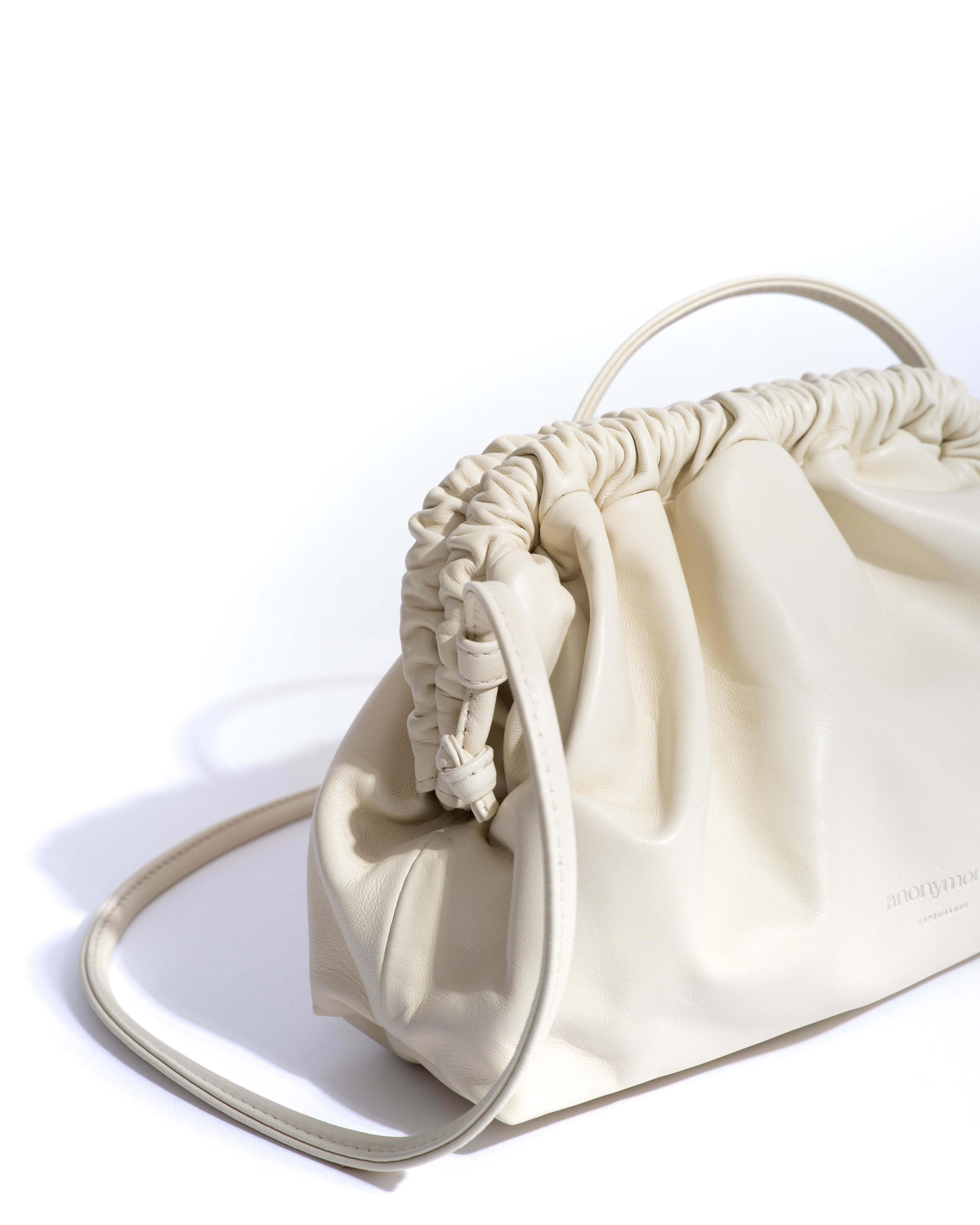 Hally petite cloud bag Shiny lamb White sand