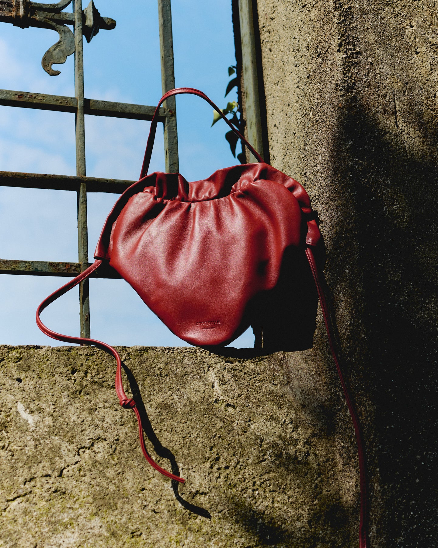 Zally heart bag in red lamb leather with magnetic clasp closure and shoulder strap