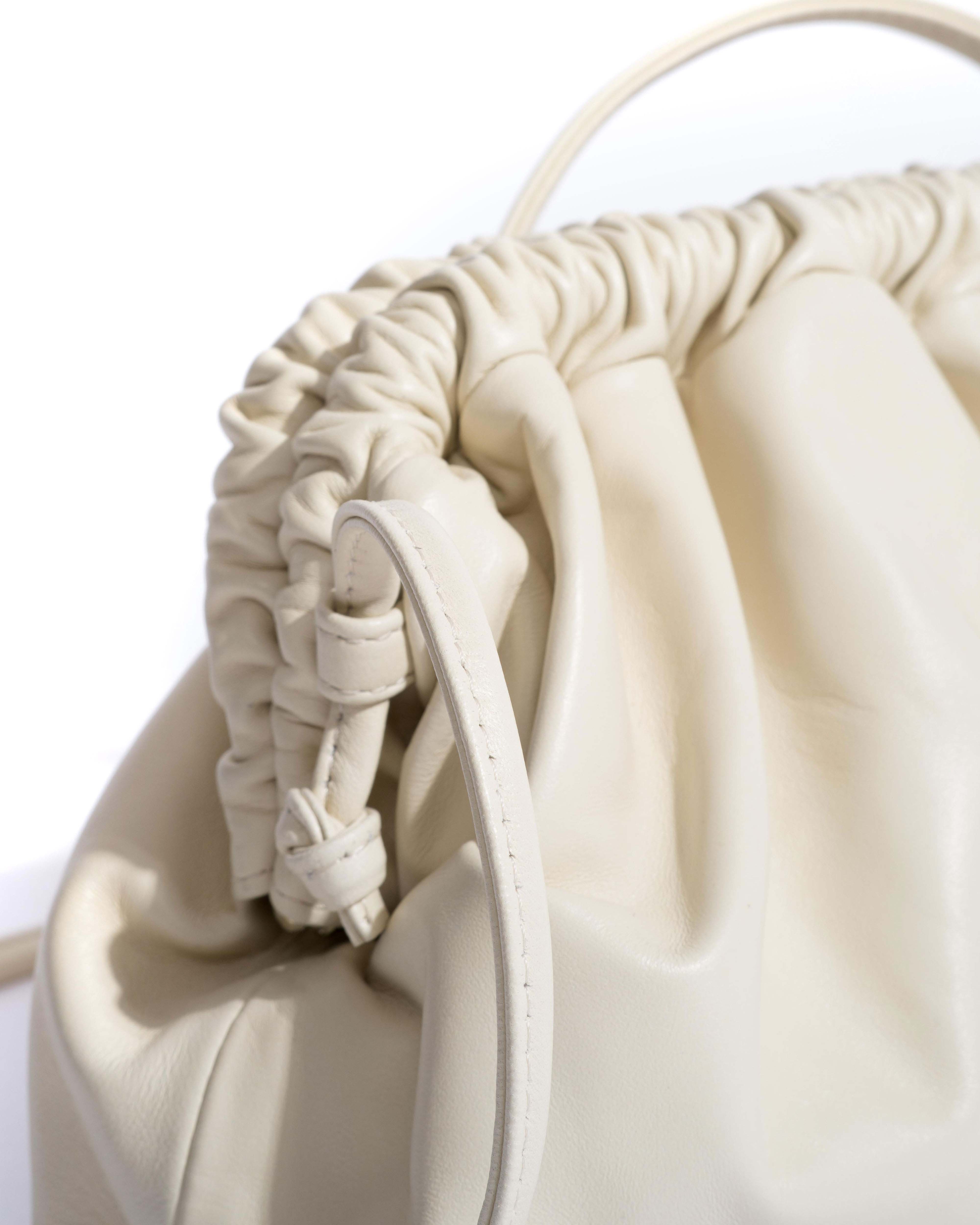 Hally petite cloud bag Shiny lamb White sand