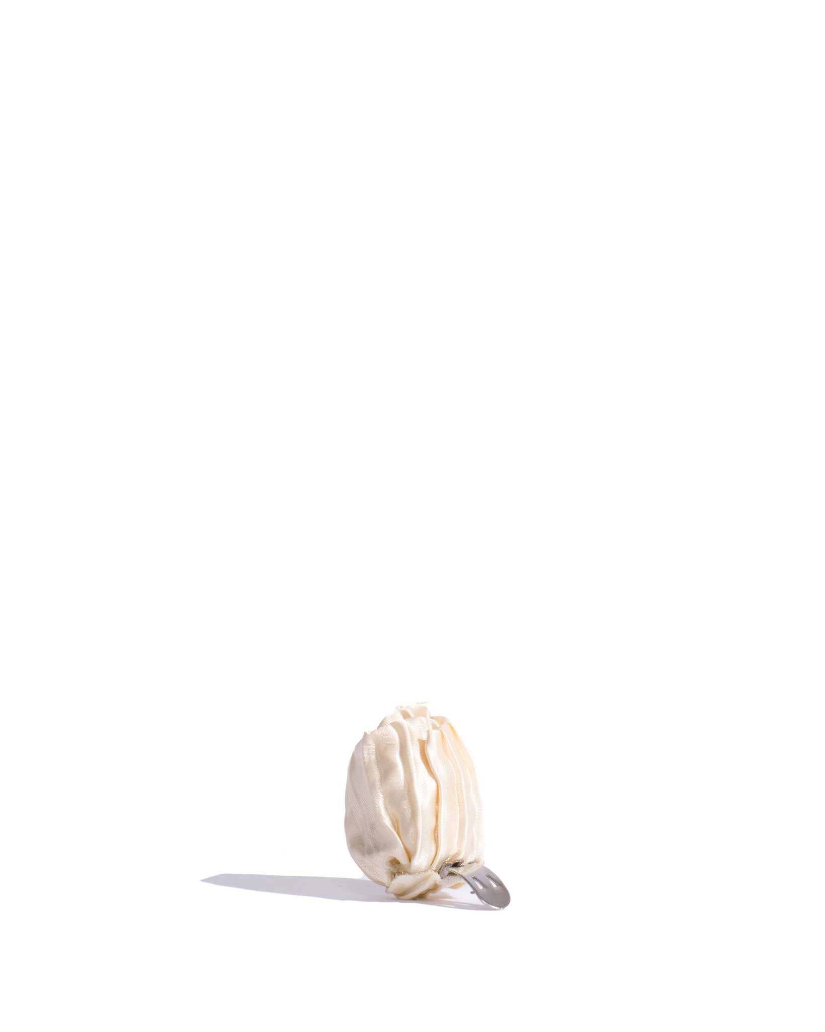 Tulip shoe clip Pleated satin Creamy white - Anonymous Copenhagen Hair