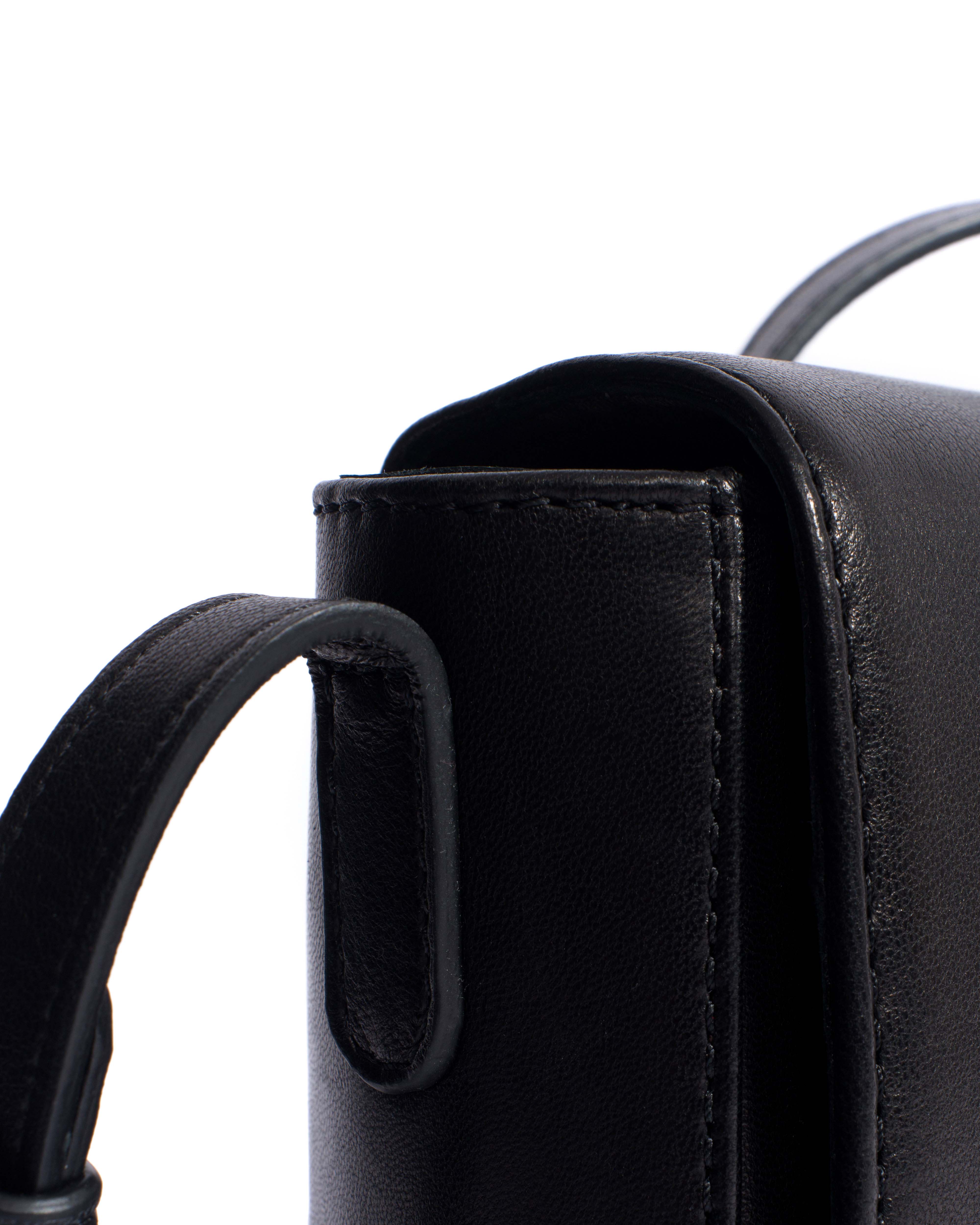 Sicha interlace crossover bag Shiny lamb Black