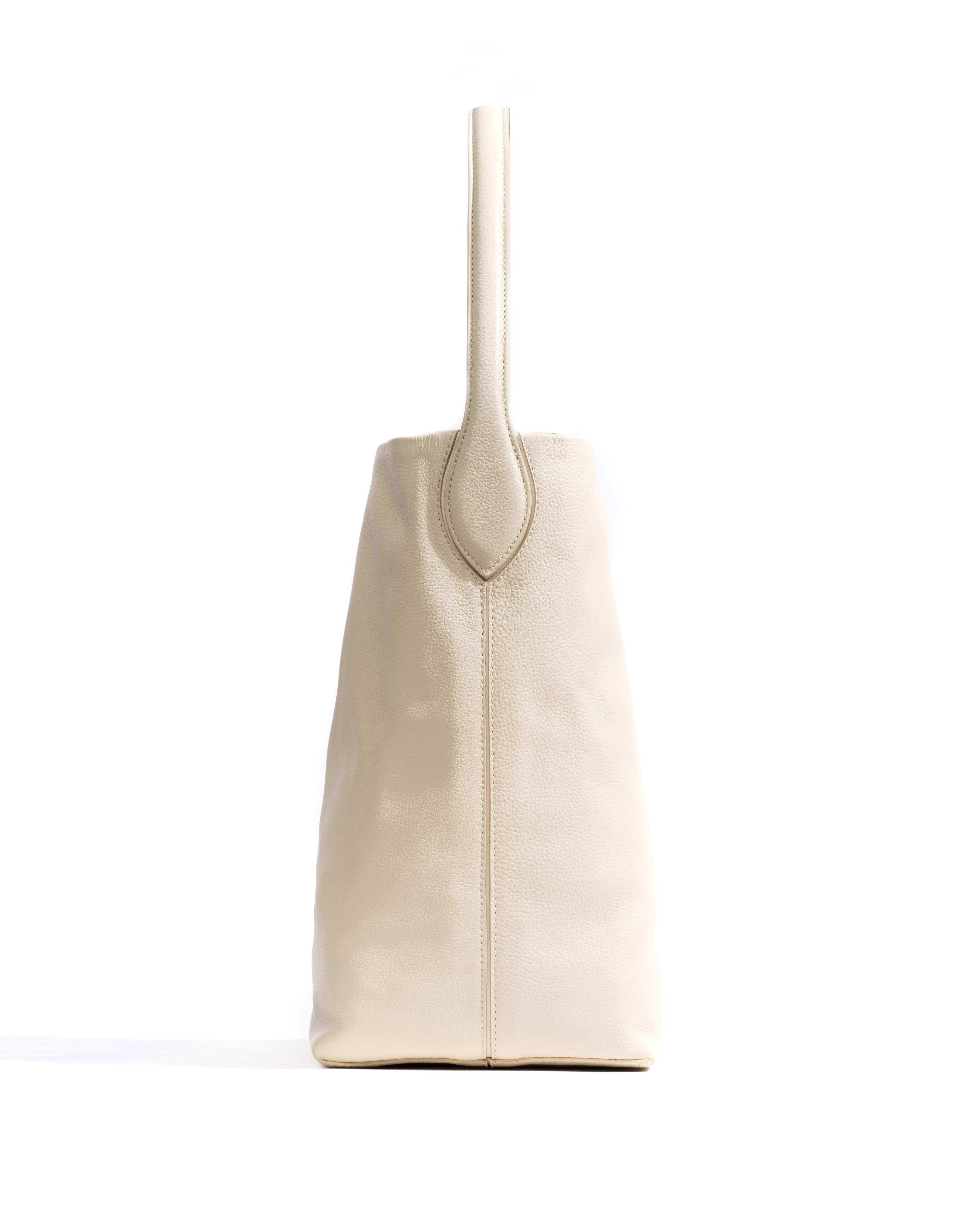 Versa slouchy everyday bag Pebbled soft calf White sand